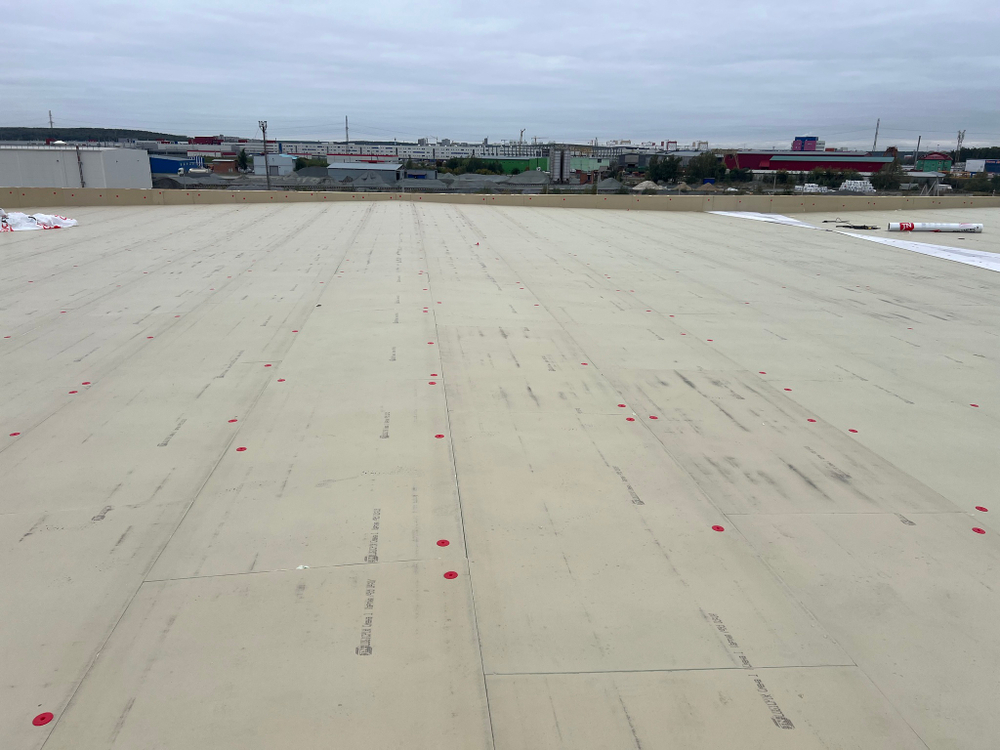 Комплексная поставка материала и монтаж кровли из ПВХ мембраны на пристрой к производственно-складскому комплекс г. Екатеринбург, ул.Черняховского