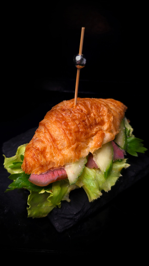 Сливочный круассан с копченой уткой и овощами