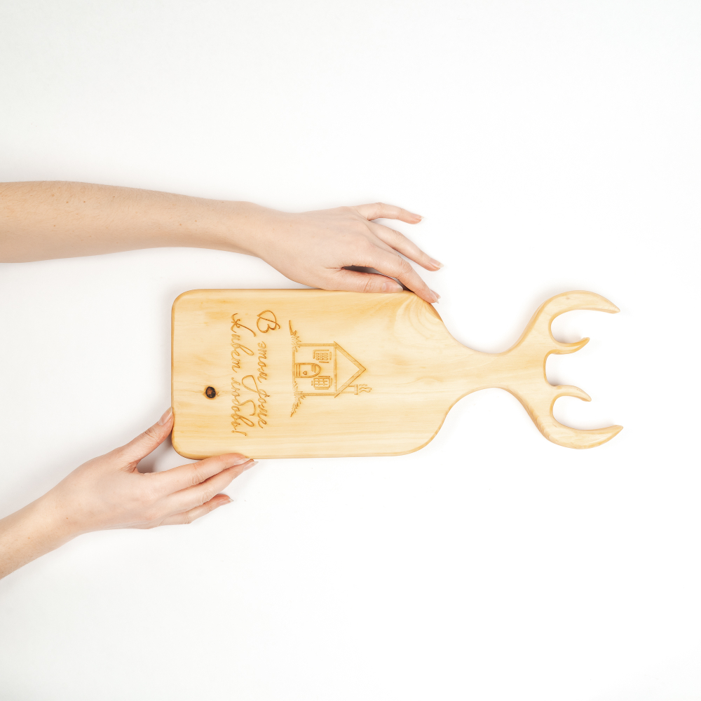 Доска разделочная из древесины сибирского кедра с гравировкой "В этом доме живет любовь". RD63