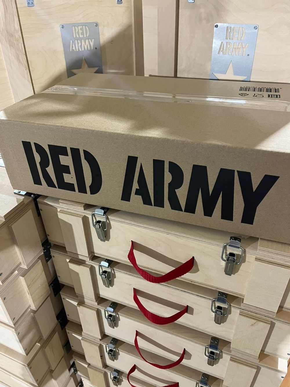 Водка Red Army в подарочном деревянном ящике 6 бутылок по 0,5 л