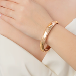 Браслет жесткий из красного золота с алмазной гранью