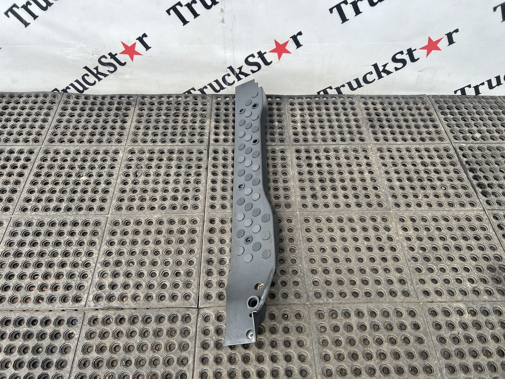 Накладка порога правая 2023г