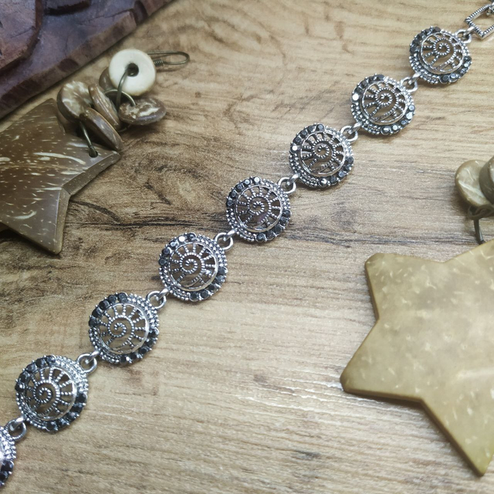 Браслет Vogue Круг спираль стразы графитовые металл серебристый на красном бархате