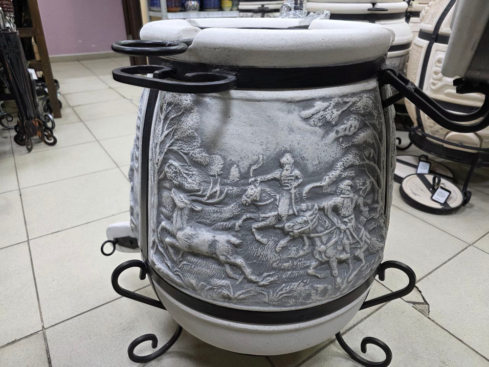 Если вы хотите купить тандыр в Казани, выбираете надёжный тандыр Армавир и сравниваете модели “под ключ”, обратите внимание на тандыр «Охота Большая» Армавир. Это керамический толстостенный тандыр со стенкой 6–7 см, который стабильно держит жар и подходит как тандыр для дачи, тандыр для дома и тандыр для беседки. У модели есть тандыр с термодатчиком (термометром), удобная откидная крышка на петлях и поддувало на петлях — можно контролировать температуру и тягу под разные блюда. За счёт удачных размеров (высота 97 см, горловина 27 см) в тандыре удобно готовить мясо, птицу, рыбу, лепёшки и овощи. В комплекте идёт тандыр с подставкой, тандыр 8 шампуров, а также аксессуары: солнышко, колосник, совок, кочерга — поэтому многие хотят тандыр Армавир купить сразу в полной комплектации. Если нужен тандыр с доставкой, поможем оформить быстро: тандыр в наличии в Казани, есть самовывоз и отправка в регионы.