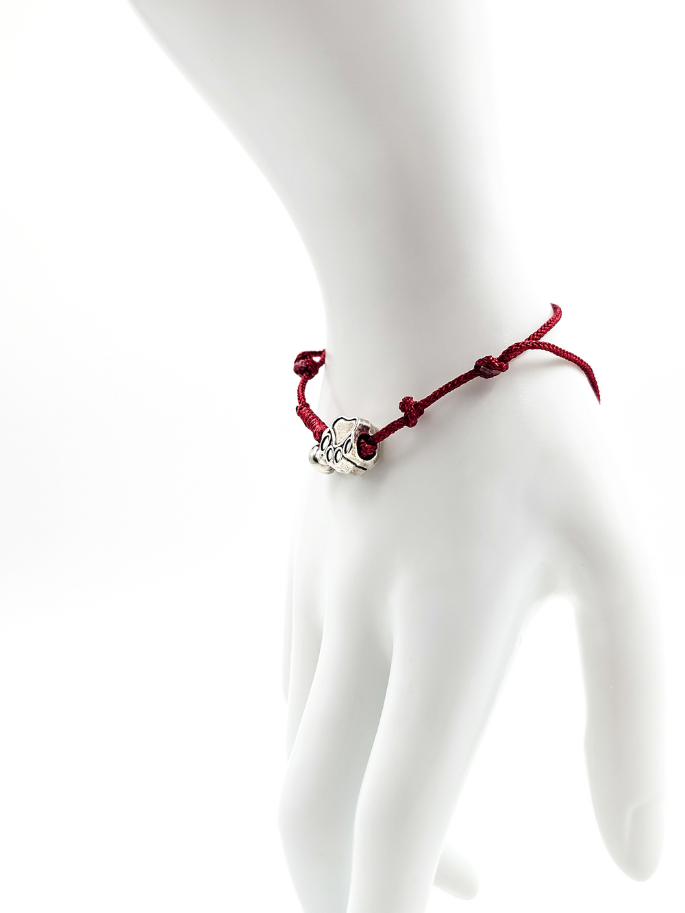 Комплект добра. Браслет из красной нити и подвеска.