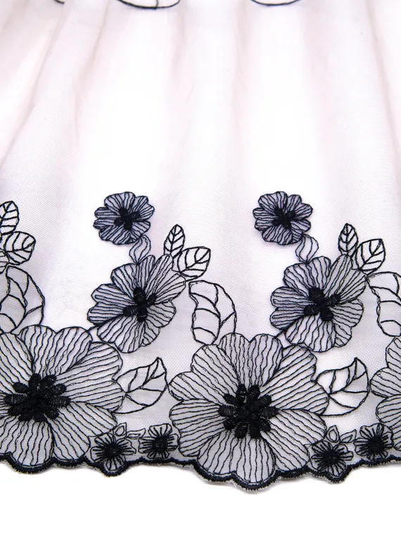 05-136 Вышивка на неэл. сетке 21 см, кремовый/черный  (левая)