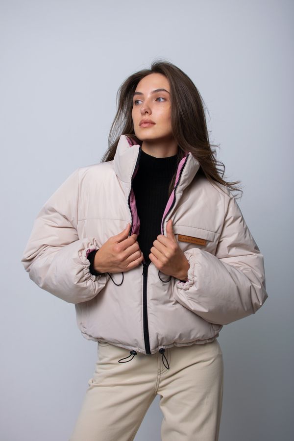 Пуховик Short двухсторонний AW016 беж/пурпурно-розовый - фото 1