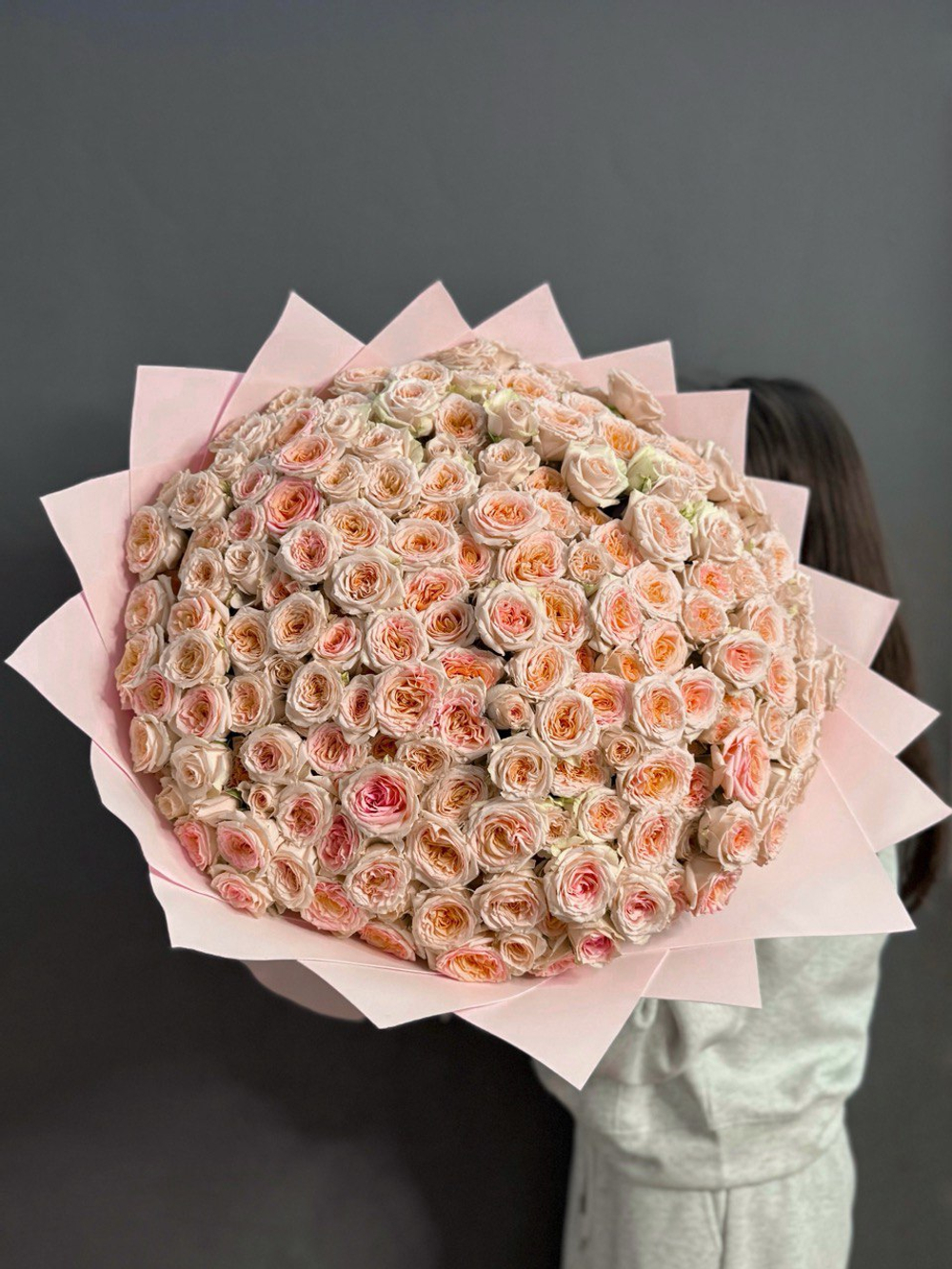 Букет-Гигант с кустовыми пионовидными розами сорта "Розанелла"