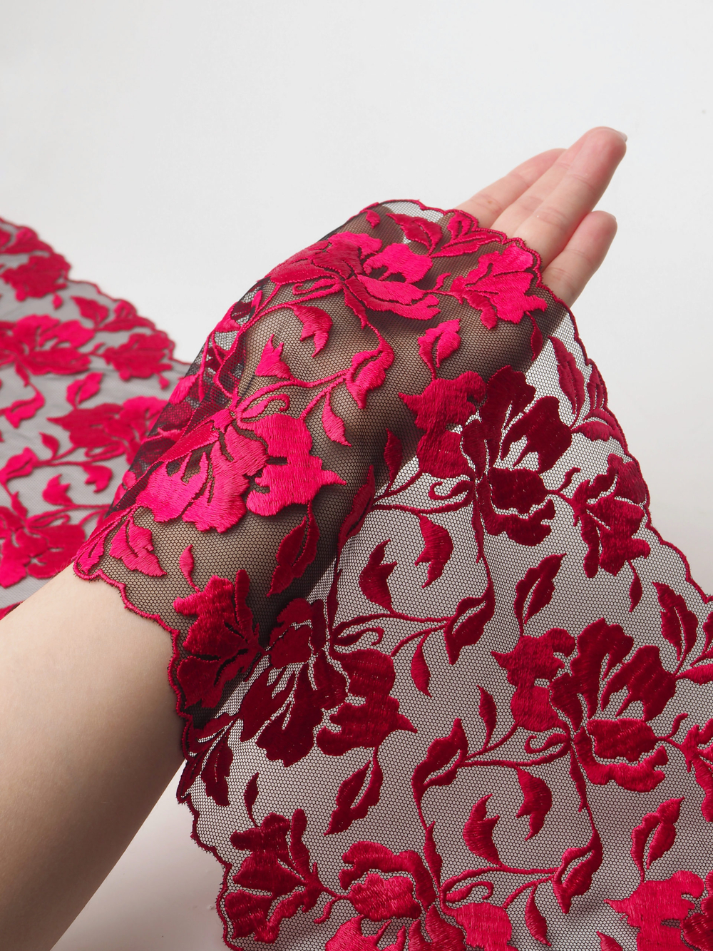 Вышивка на сетке чёрная с красным ширина 15 см отрез 1.5 м