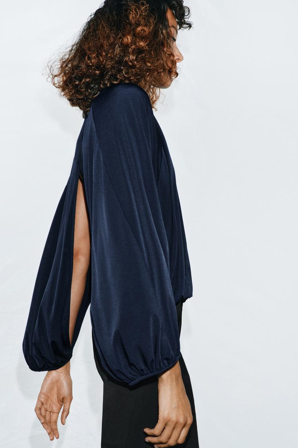 ZARA ТОП С ОБЪЕМНЫМИ РУКАВАМИ И РАЗРЕЗАМИ, СИНИЙ