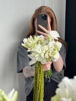 Свадебный букет из пионовидной лилии, кустовых роз, лизиантуса и амаранта