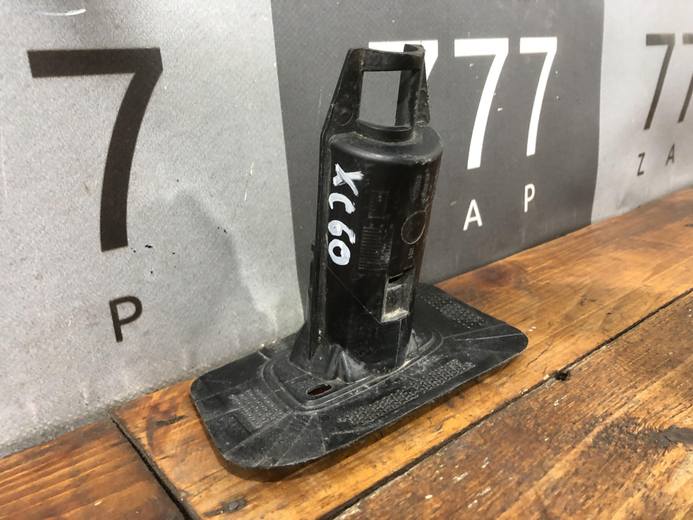 Кронштейн форсунки омывателя Volvo XC60 2 17-нв Б/У Оригинал 31425171