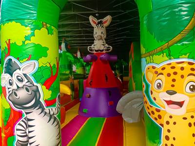 Коммерческий надувной батут "Джунгли" с горкой, 10*5*3 м