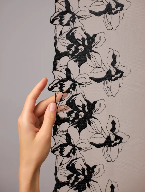 05-165 ОПТ Вышивка на неэл. сетке 22 см, бежевый/черный (левая)