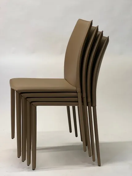 Стул Rolf из фактурной кожи цвета мокко