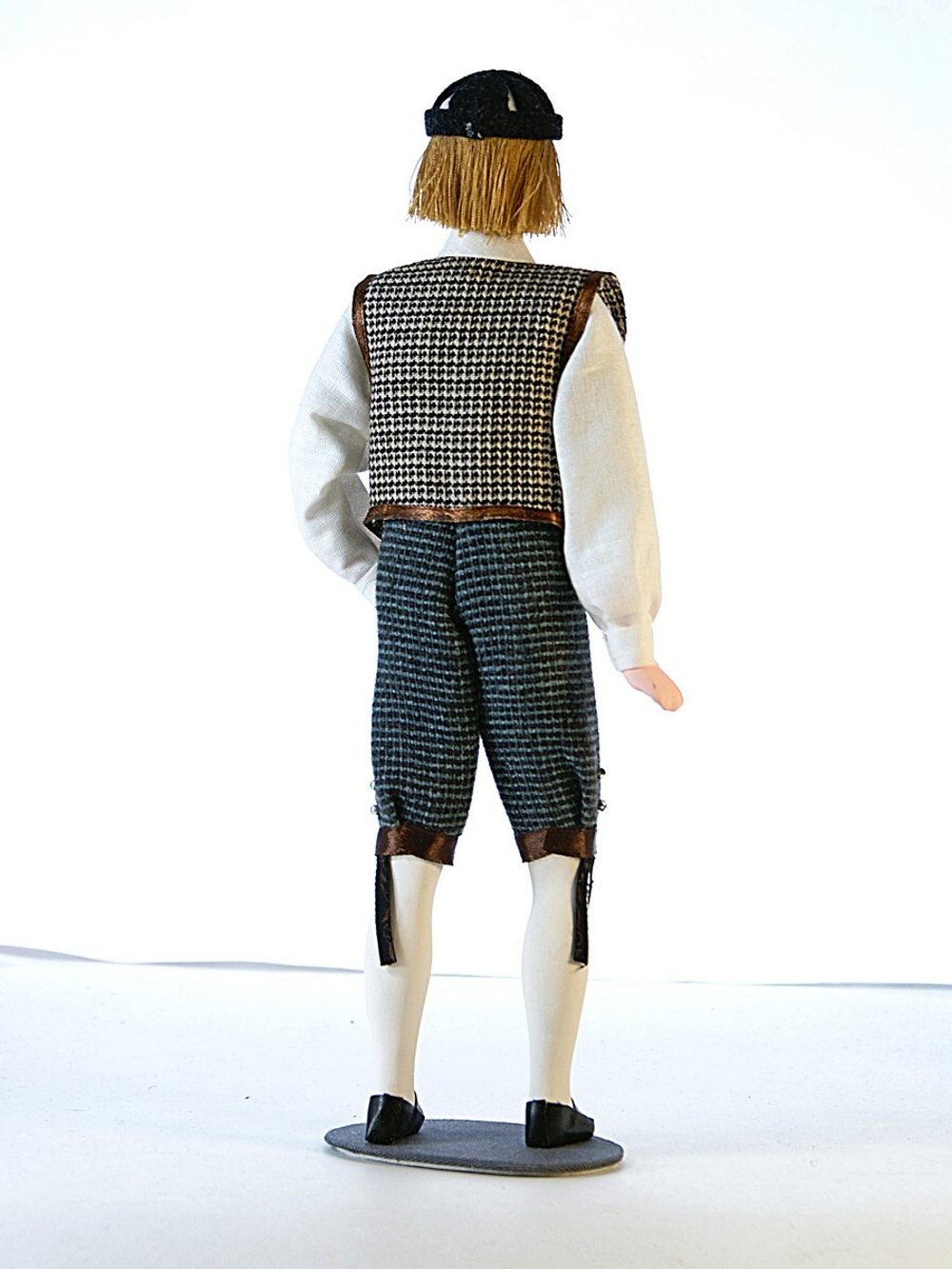 Кукла Эстонец в традиционном костюме