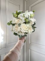 Свадебный букет из лизиантуса, эвкалипта, одноголовых роз и маттиолы