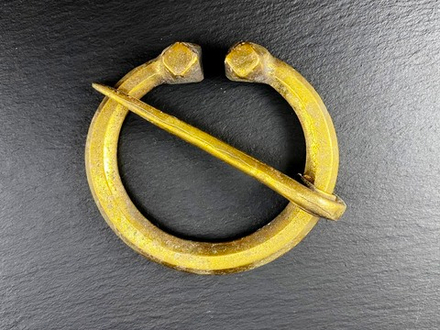 Фибула. Бирка (716), 10 в.