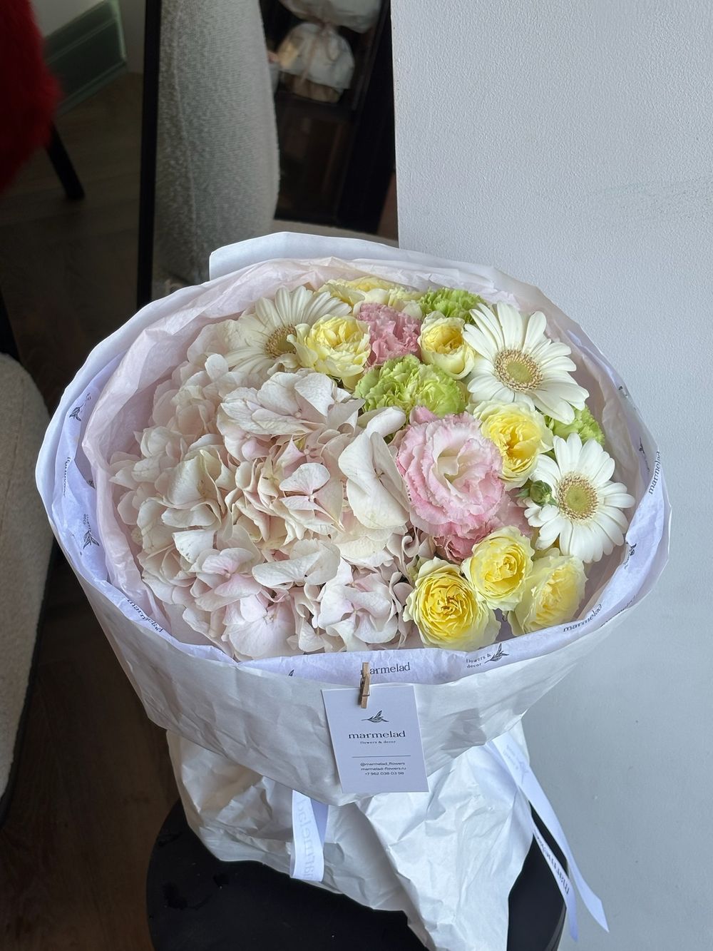 Букет из гортензии, кустовых роз, минигерберы и лизиантуса