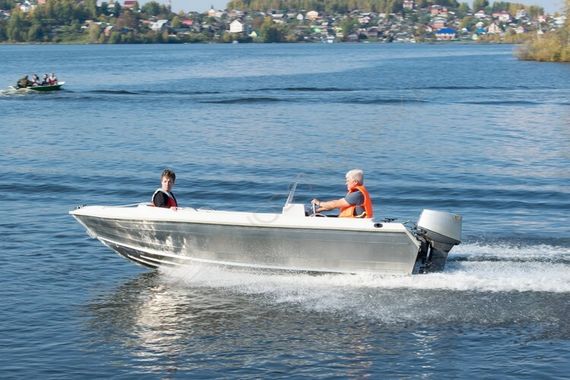 Алюминиевая лодка Алюмакс-435К с консолью