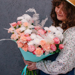 76. Пышный букет в теплых оттенках с кустовыми розами и диантусами