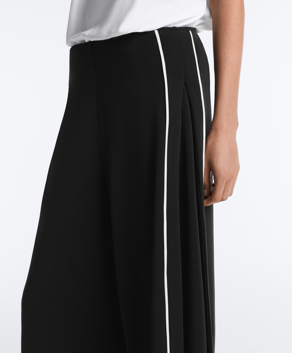 OYSHO Широкие брюки из модала с контрастной окантовкой, черный