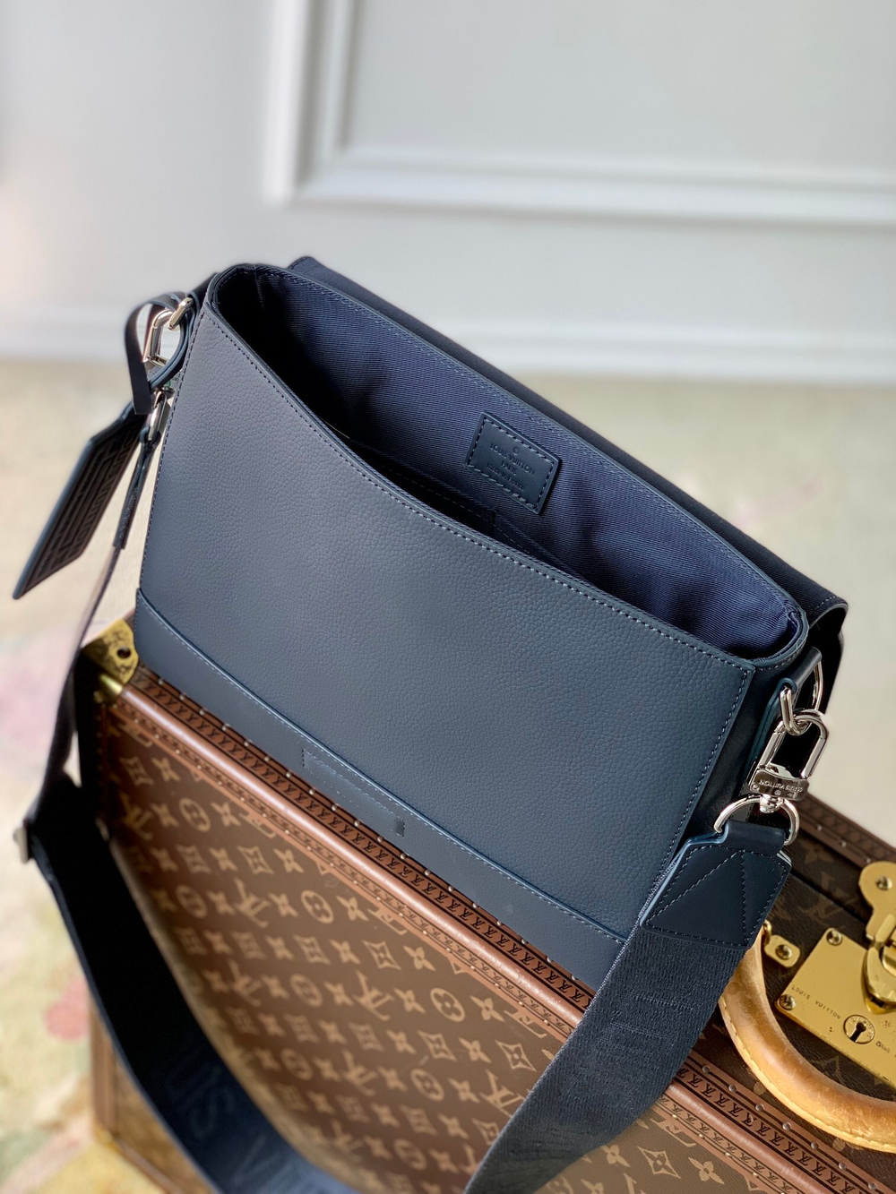 Louis Vuitton Takeoff Messenger