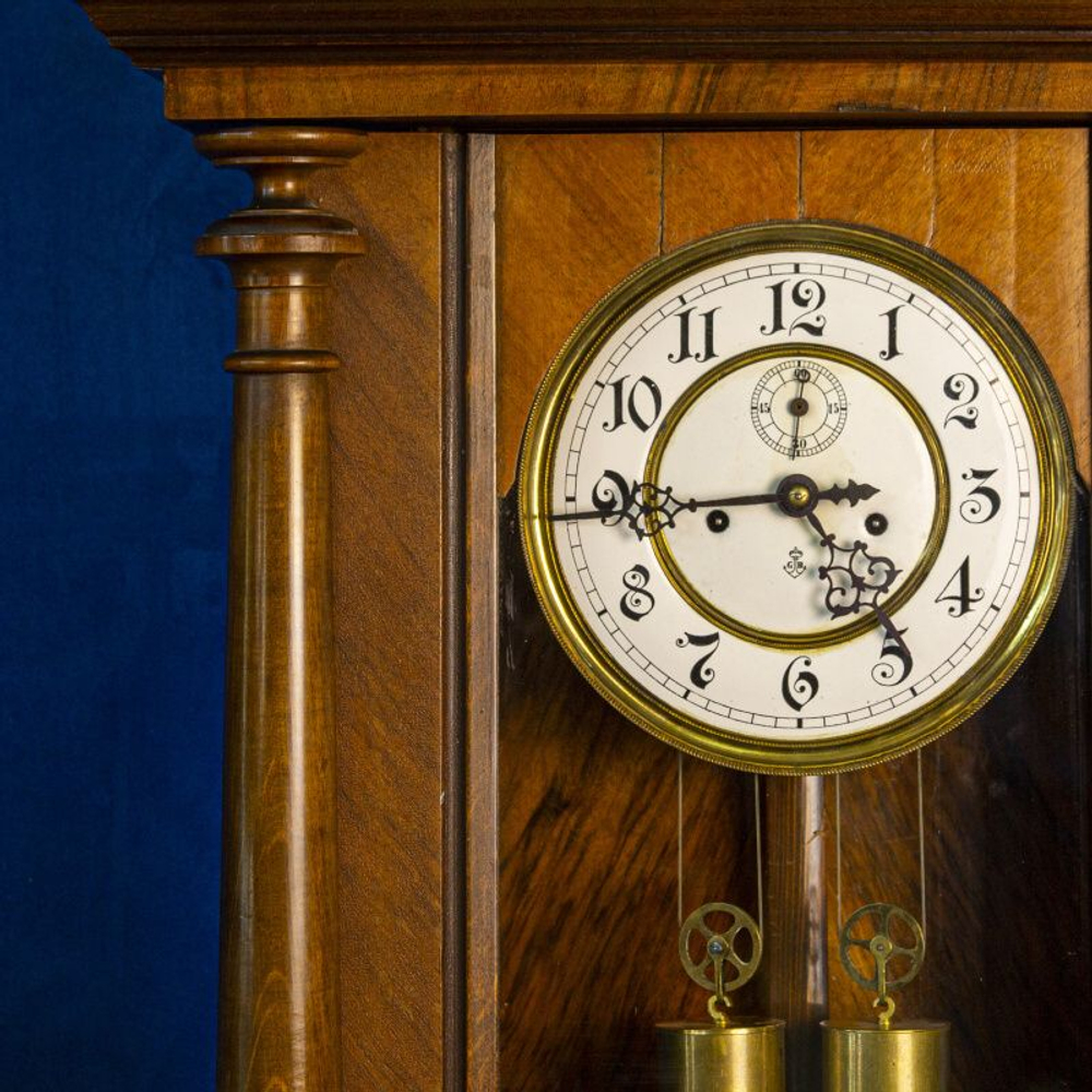 Настенные часы в стиле Грюндерцайт