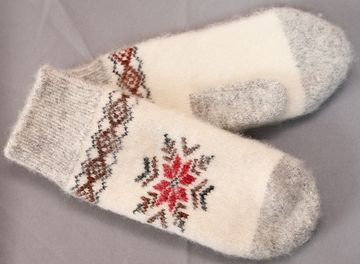 Варежки со снежинками белые