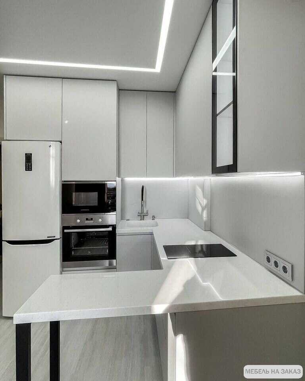 Белая кухня в потолок