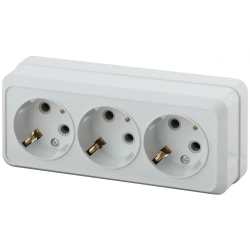 Розетка Intro Quadro 2-206-01 с заземлением трехместная 3х2P+E 16А-250В IP20 открытой установки белая