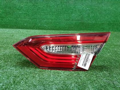 Фонарь правый внут Toyota Camry xv70 17-нв галоген