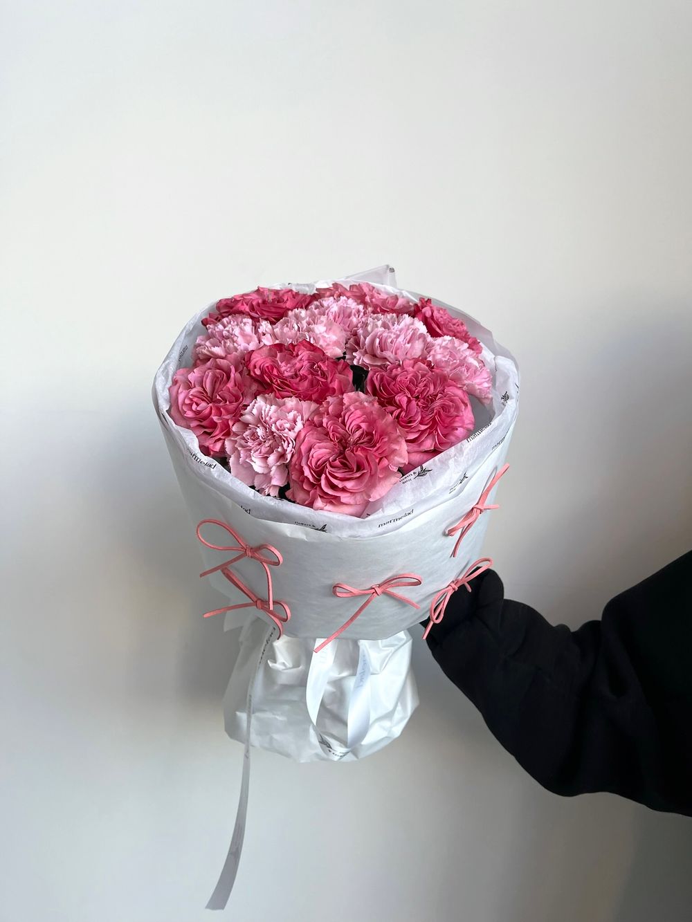 Сборный букет из роз Кантри и диантусов в лимитированной упаковке размер S