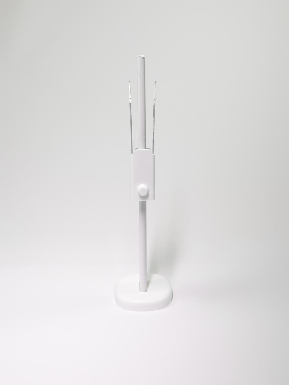 К31.50 Кронштейн напольный для стальных панельных радиаторов универсальный (регулируемая высота Н200-600)