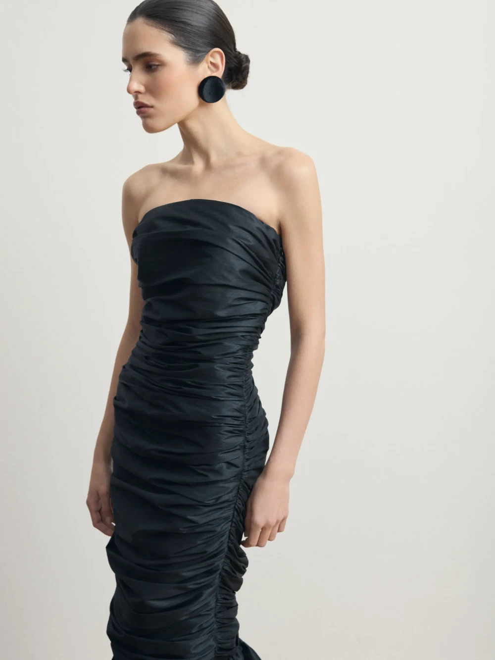 Черное платье-макси из тафты с драпировкой 