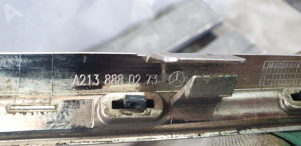 Молдинг решетки радиатора Mercedes E-Class (W213) 16-20 Б/У Оригинал A2138880273