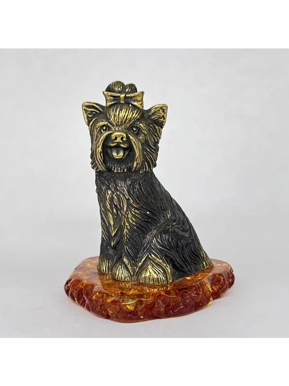 Бронзовая статуэтка на янтаре