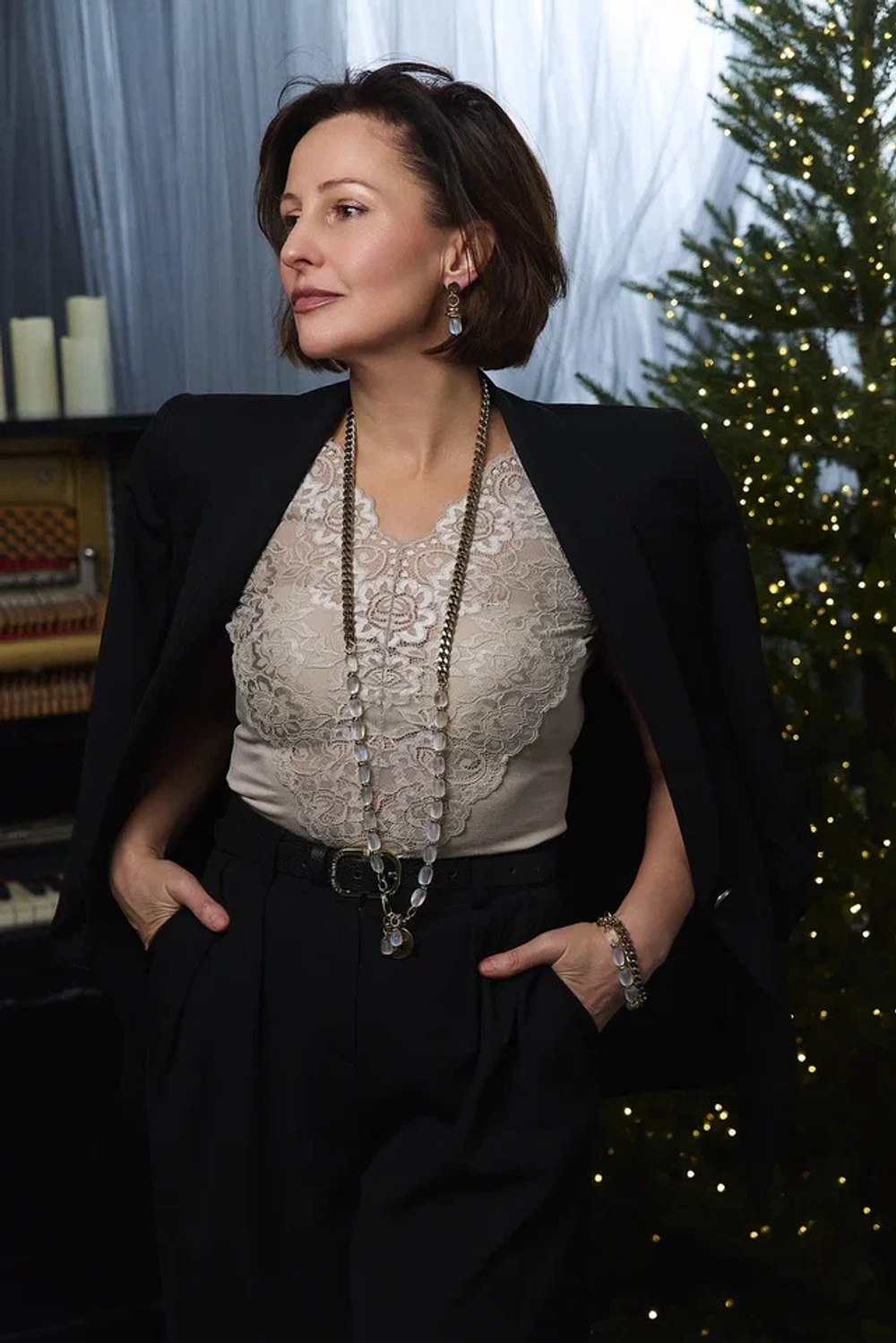 Серьги на замке левербек с опалами, оттенок золото