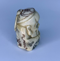 Нэцкэ Шоусин с шапочке