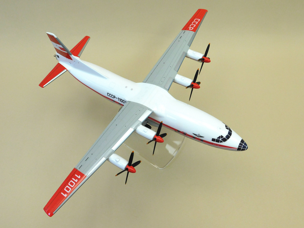 Модель самолета Ан-12 (М1:100, Аэрофлот полярный СССР-11234) с шасси