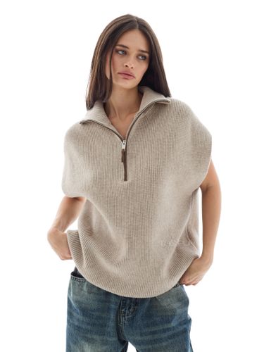 Бежевый вязаный жилет на молнии