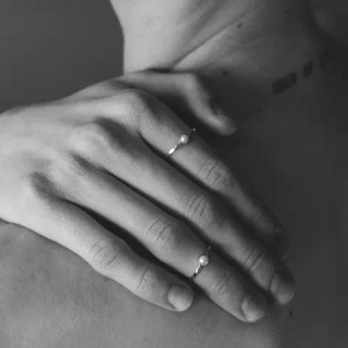 Кольцо тонкое с жемчугом