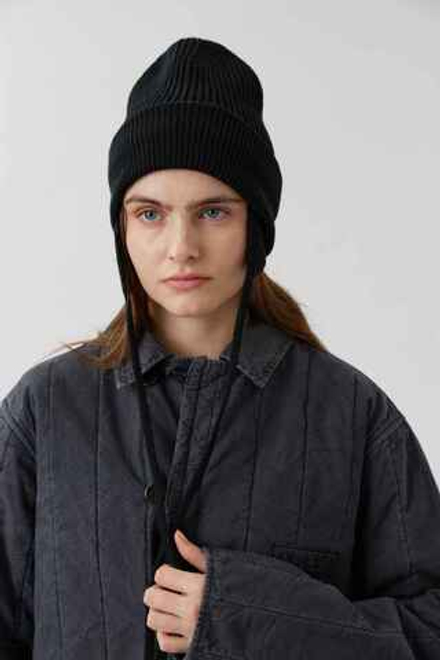 Шапка из мериноса с ушками черного цвета