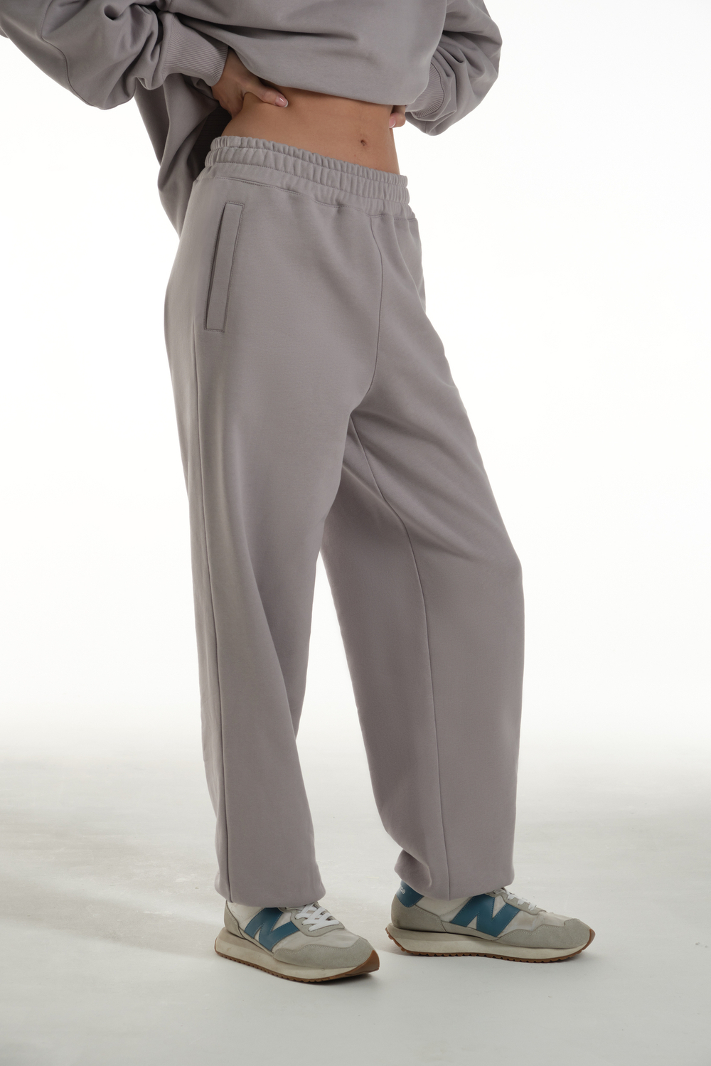 Джоггеры с вышивкой