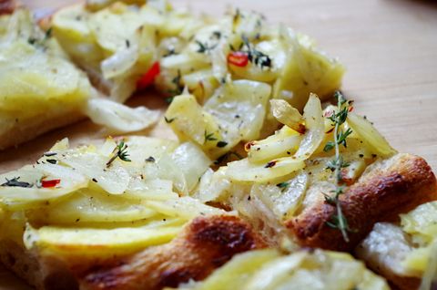 Лепешка с картошкой и тимьяном на закваске