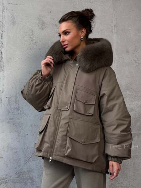 Объемная укороченная парка в цвете хаки с капюшоном и мехом песца
