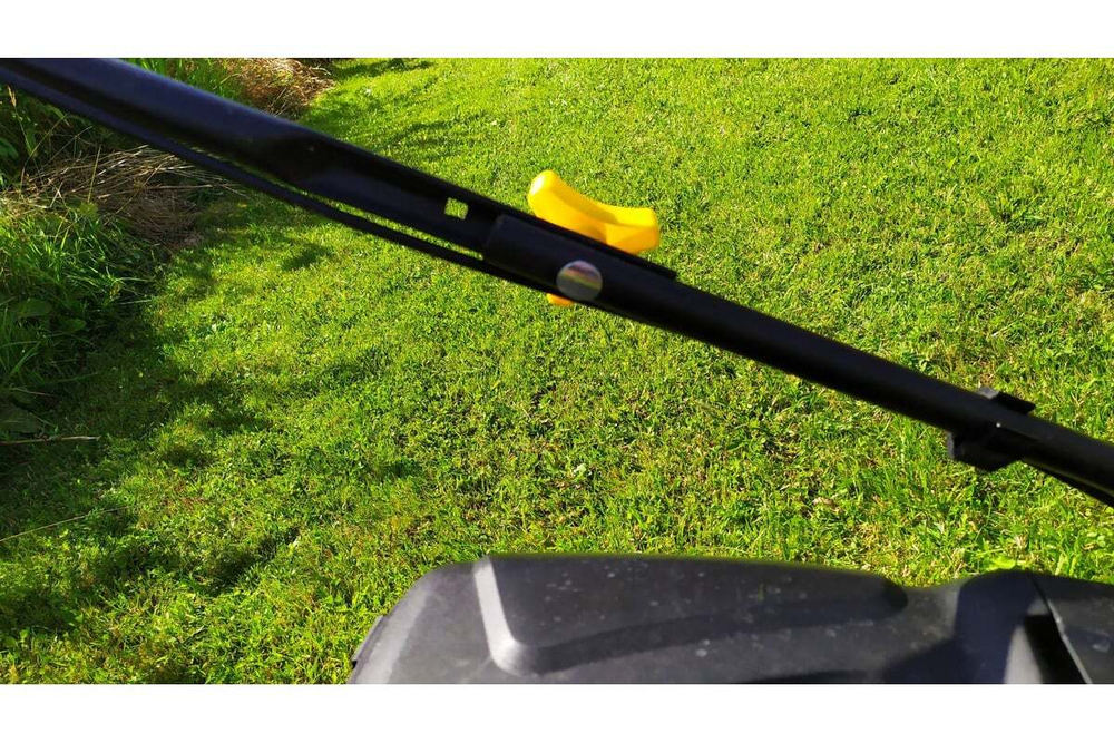 Газонокосилка бензиновая Champion LM4215