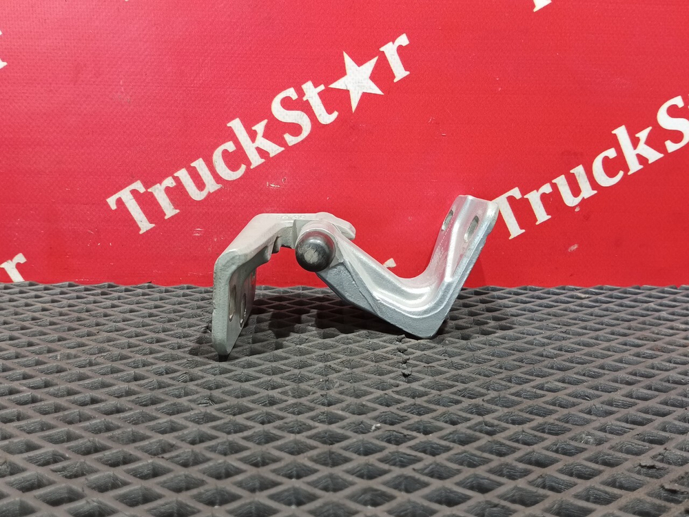 Петля двери нижняя правая 2023г