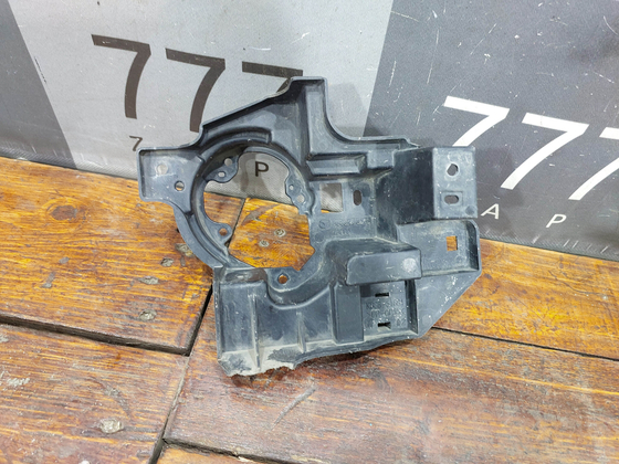 Кронштейн ПТФ правый Mazda CX-5 2 (KF) 17-нв Б/У Оригинал KB8B51684