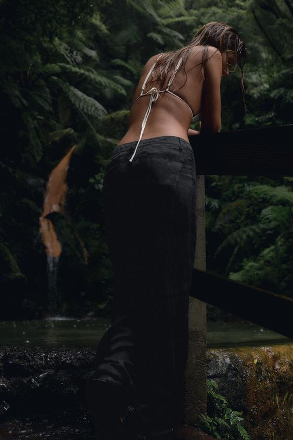 ZARA ПРЯМЫЕ СТРУЯЩИЕСЯ БРЮКИ, ЧЕРНЫЙ